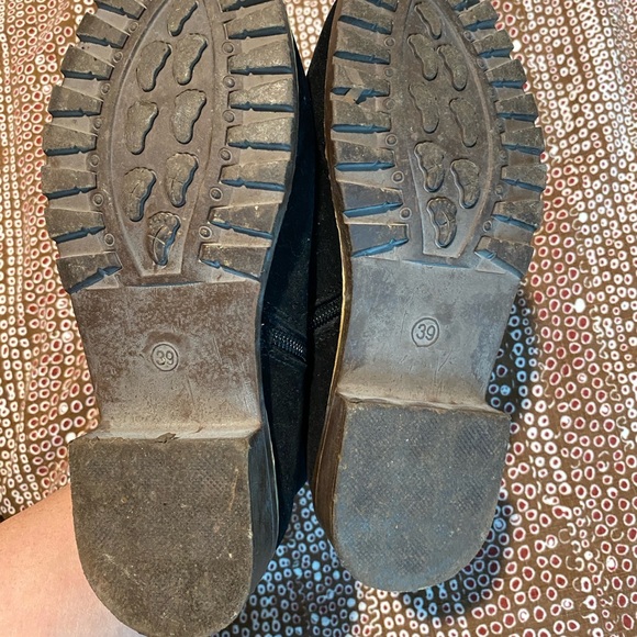 Iu Iu gong zhg black suede style booties.  Zipper on side size 39 EUC - Picture 3 of 3
